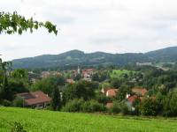 Blick vom Wohngebiet Ziegelfeld auf Neukirchen und Bergausläufer des Bayerischen Walds