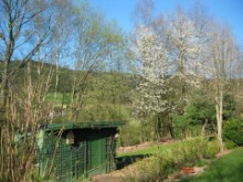 von der mittleren Terrasse-Ebene haben Sie im Frühjahr einen super Blick auf die über 1.000 Meter hohen Bayerwald-Berge
