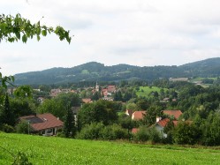 Neukirchen - Blick oberhalb des Ziegelfelds in die Bayerwald-Berge Neukirchen - Blick oberhalb des Ziegelfelds in die Bayerwald-Berge