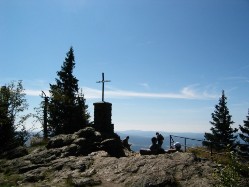 Vom Großen Falkenstein schweift der Blick nach Süden in den vorderen Bayerischen Wald und bei etwas Glück sieht man am Horizont den Alpen-Hauptkamm mit seinen schneebedeckten Dreitausendern