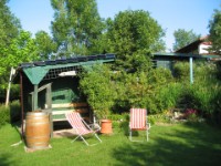 Unsere Relax-Liegen auf der unteren Gartenterrasse - mixen Sie sich einen Longdrink und geniessen Sie den Sommer Unsere Relax-Liegen auf der unteren Gartenterrasse - mixen Sie sich einen Longdrink und geniessen Sie den Sommer