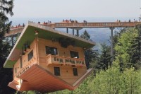 Haus am Kopf -Maibrunn - Einzigartig in ganz Bayern: In diesem Haus ist einfach alles völlig „verdreht“ - Die zusätzliche Längs- und Querneigung bringt unser Wahrnehmungssystem schon beim ersten Betreten des Hauses ganz schön ins Schleudern.