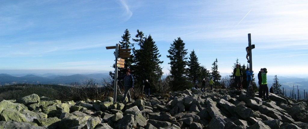 Das Lusen Gipfel-Plateau - Willkommen auf dem Grünen Dach Europas ! Ein unvergesslicher Anstieg über die Martinsklause, das Teufelsloch, vorbei an der Glas-Arche, weiter auf der Himmelsleiter zu einem magischen Ort mit phantastischem 360-Grad-Aussichtspanorama